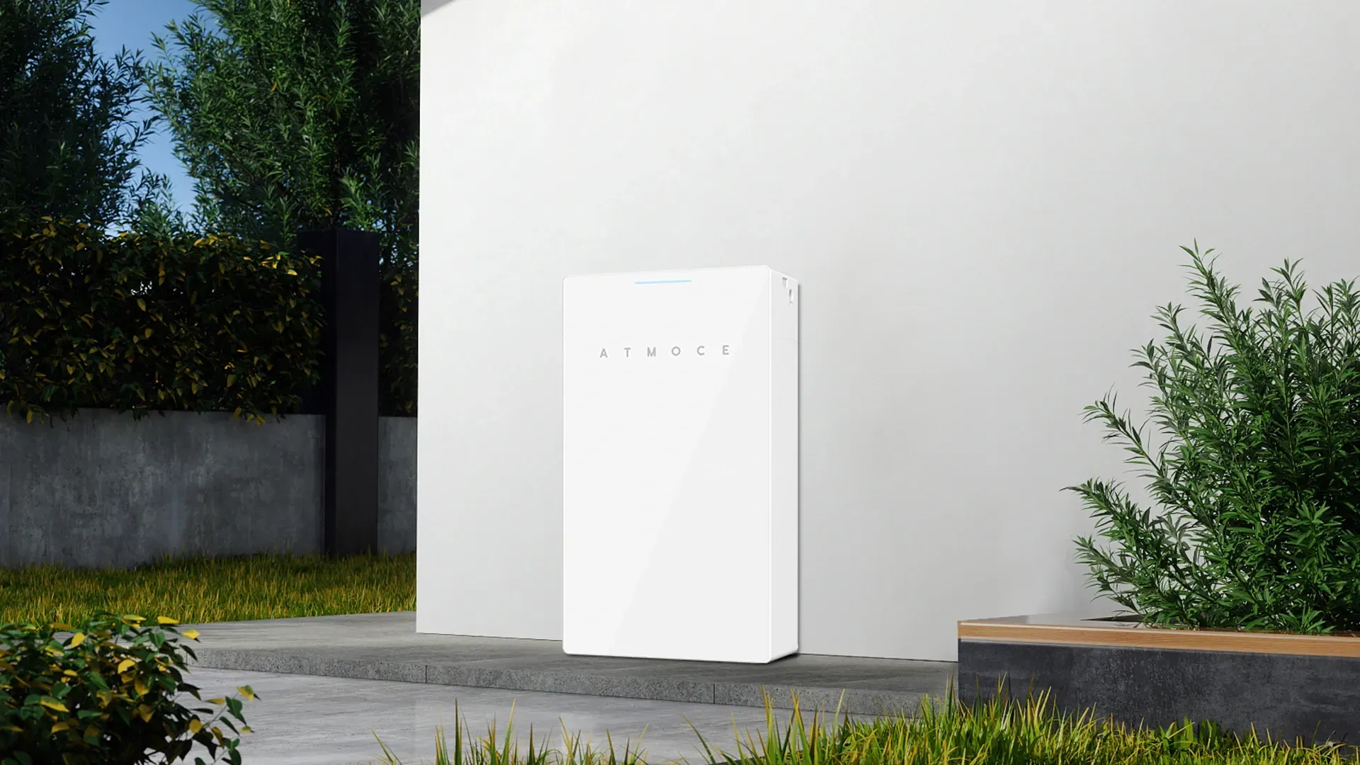 Une personne tient un smartphone affichant le tableau de bord d'une application de gestion d'énergie propre avec des icônes représentant l'énergie solaire, les batteries et la consommation domestique.