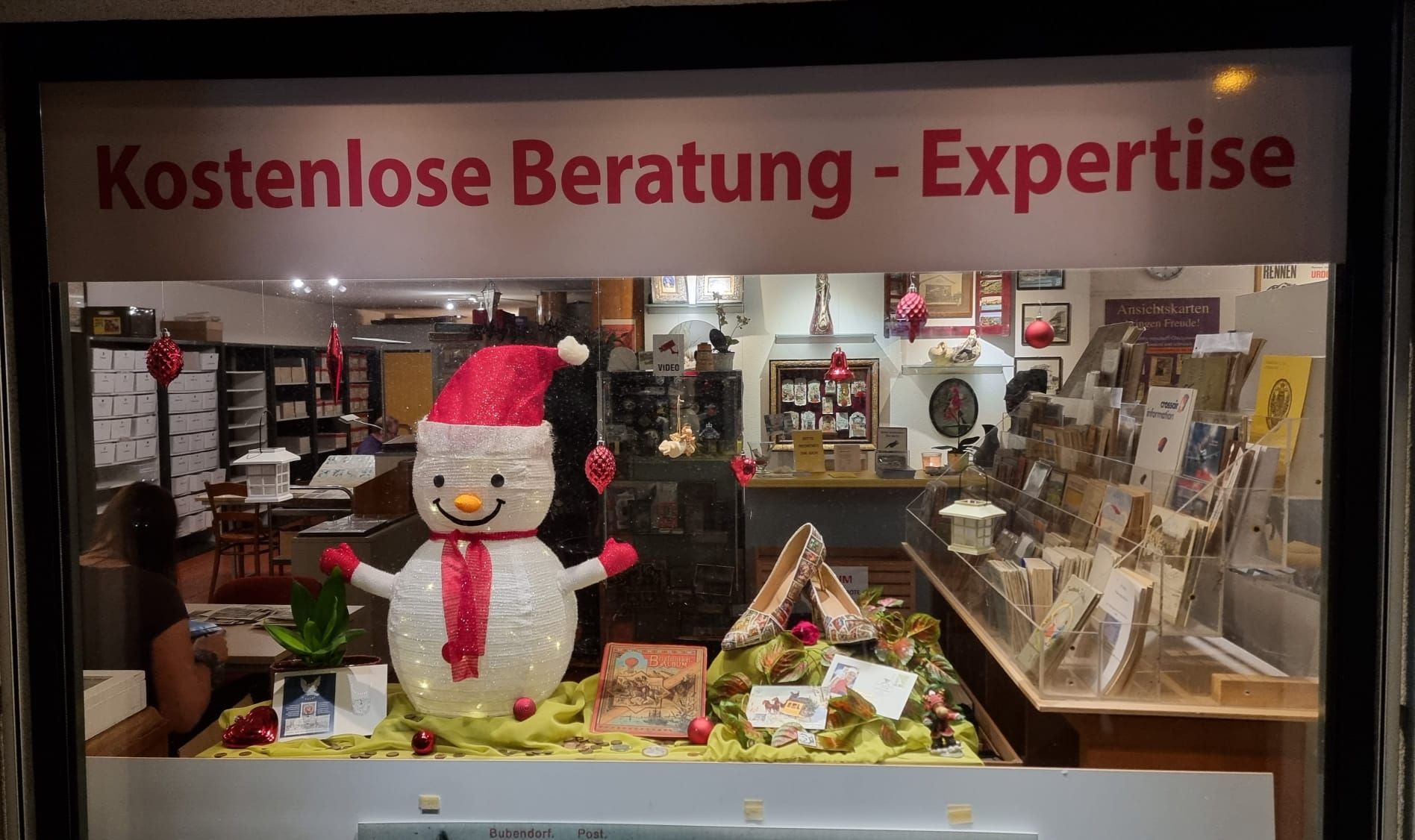 Eine Schachtel voller Briefmarken und darauf das Bild eines Mannes.