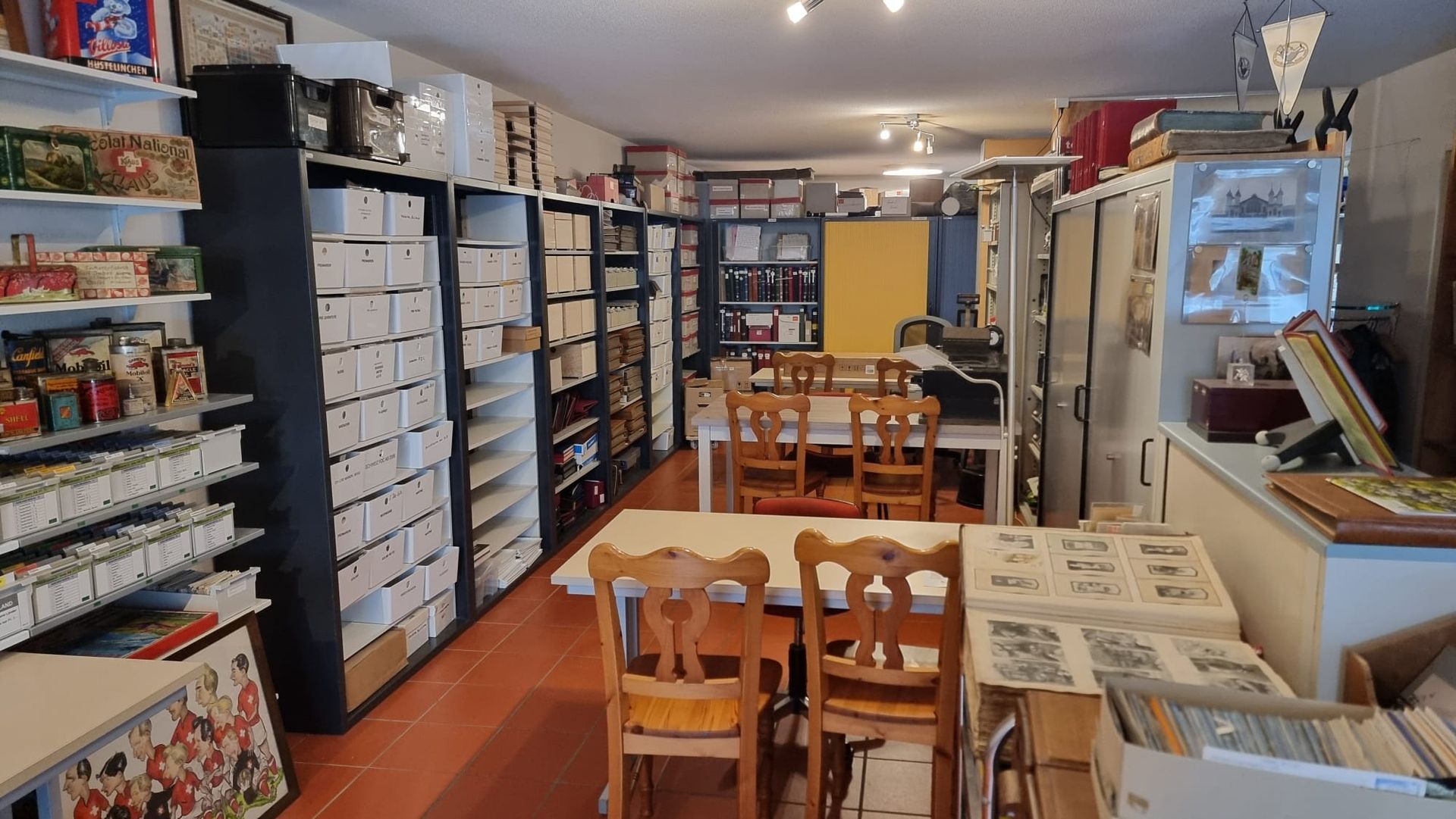 Ein Bild eines Berges in einem Bilderrahmen auf grauem Hintergrund.