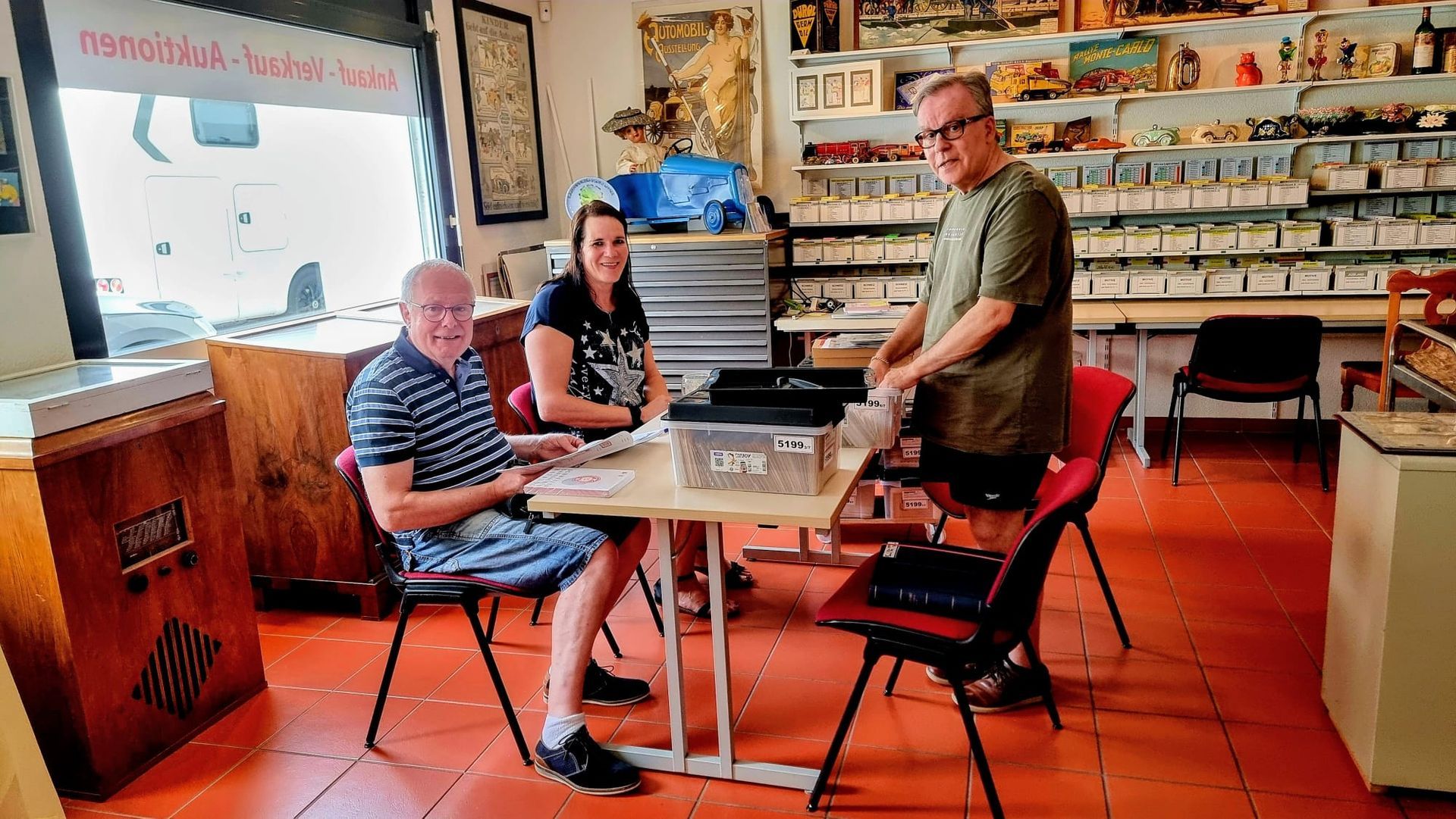 Ein Bild eines Berges in einem Bilderrahmen auf grauem Hintergrund.