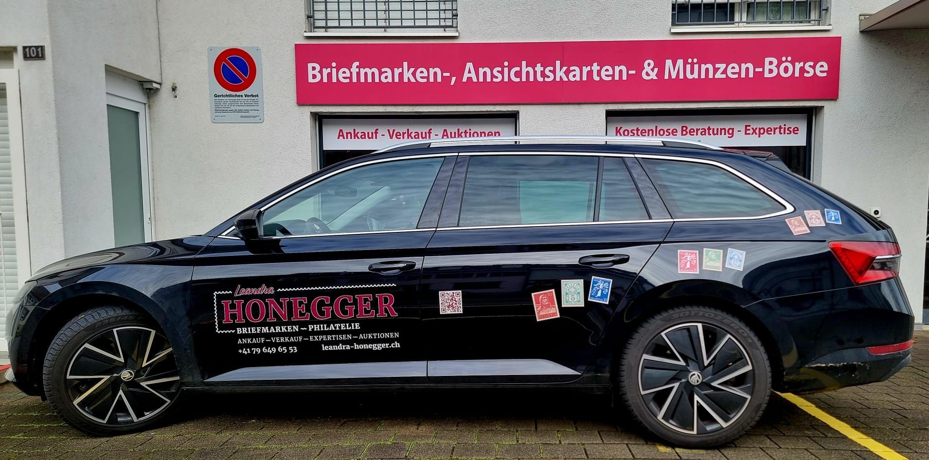 Ein Bild eines Berges in einem Bilderrahmen auf grauem Hintergrund.