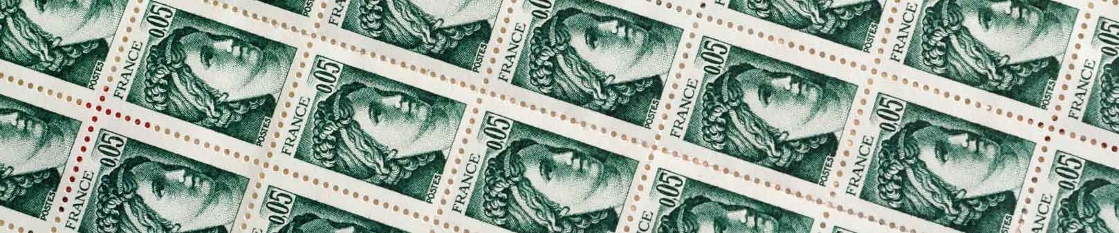 Eine Nahaufnahme einer Reihe grüner und weißer Briefmarken