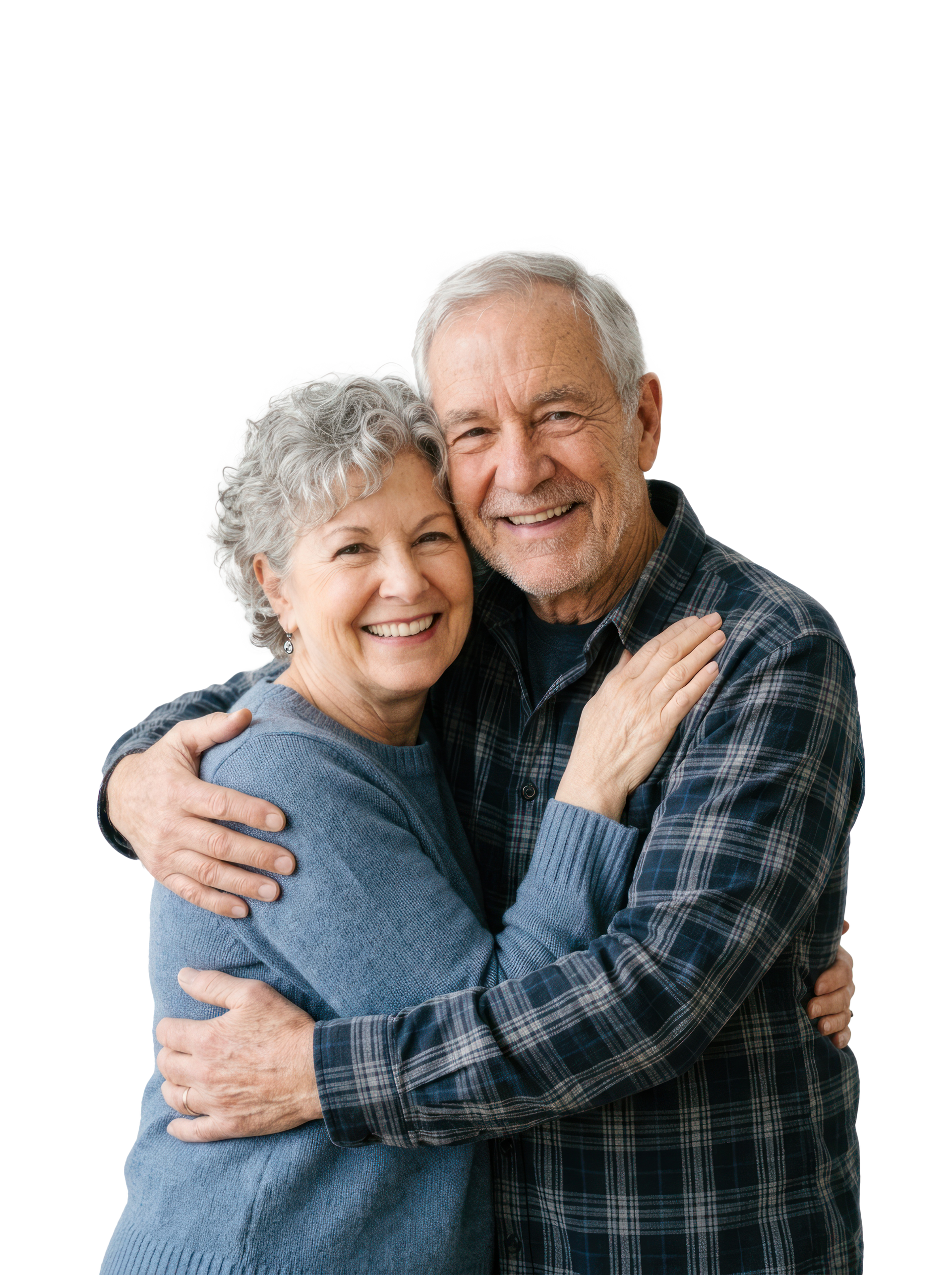 Un couple souriant qui s’enlace sur fond blanc