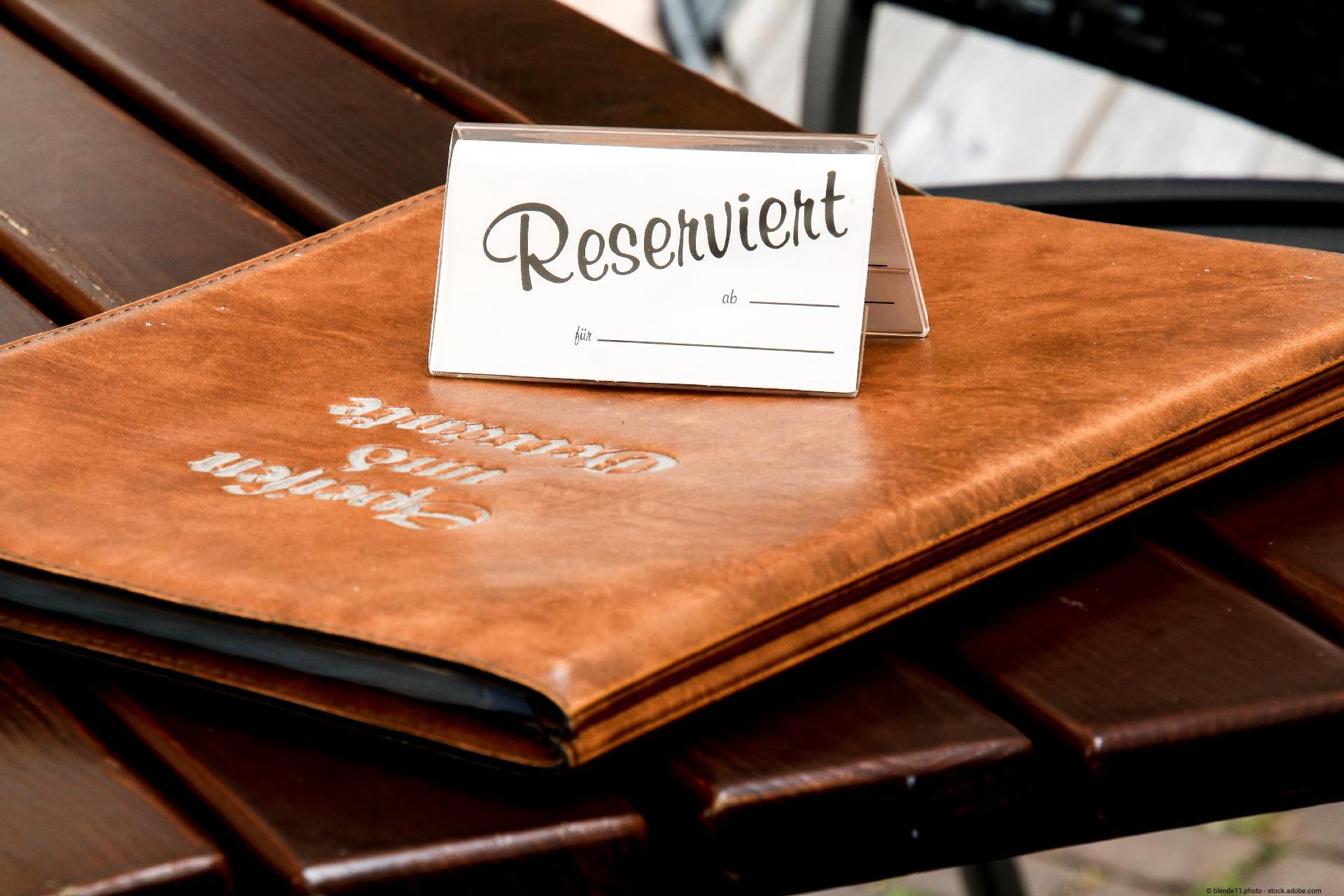 Reserviert Schild auf dem Tisch