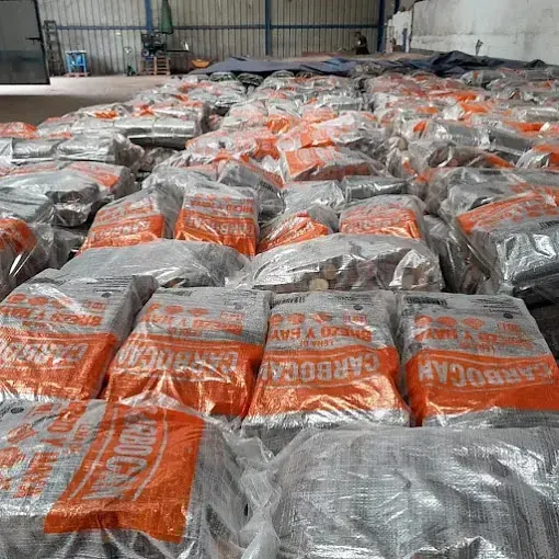 Un gran almacén lleno de muchas bolsas de carbón.