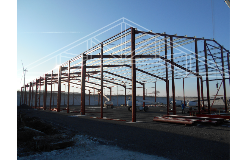 La charpente métallique d'un bâtiment en construction, par une journée ensoleillée.