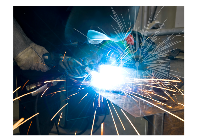Soudeur dans un atelier, des étincelles jaillissent tandis qu'il assemble des pièces de métal, portant un équipement de protection.