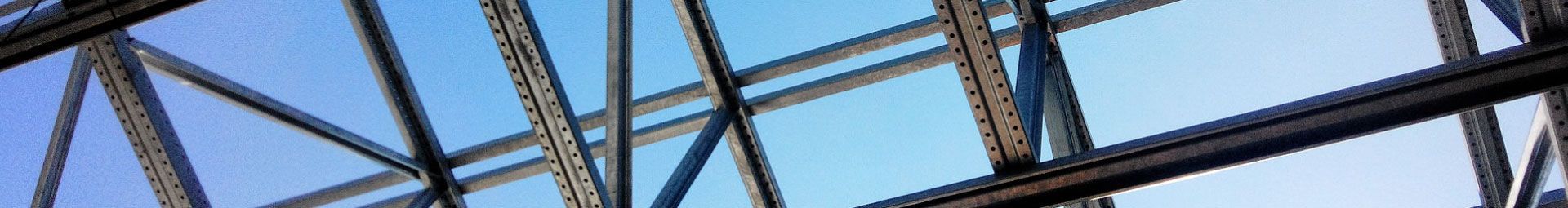 Des barres d'acier se détachant sur un ciel bleu, probablement un chantier de construction.