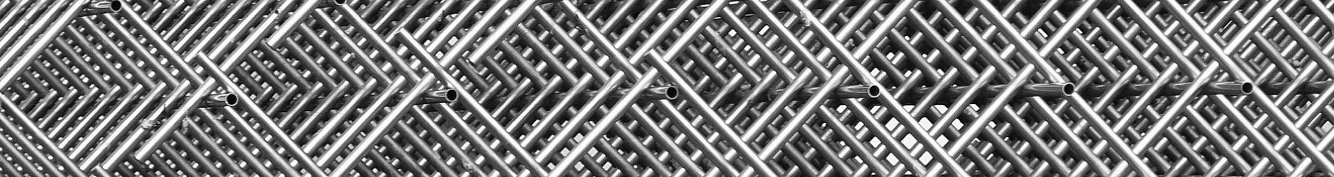 Grille métallique argentée en forme de losange à emboîtement.