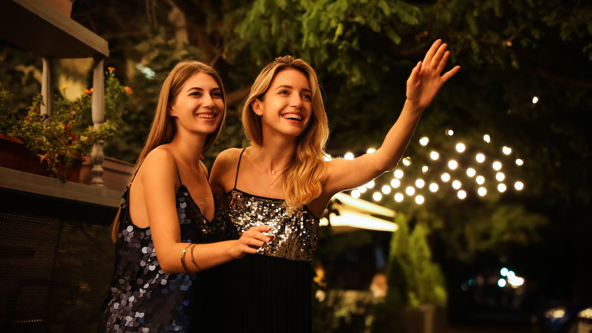 Deux femmes faisant signe à un taxi