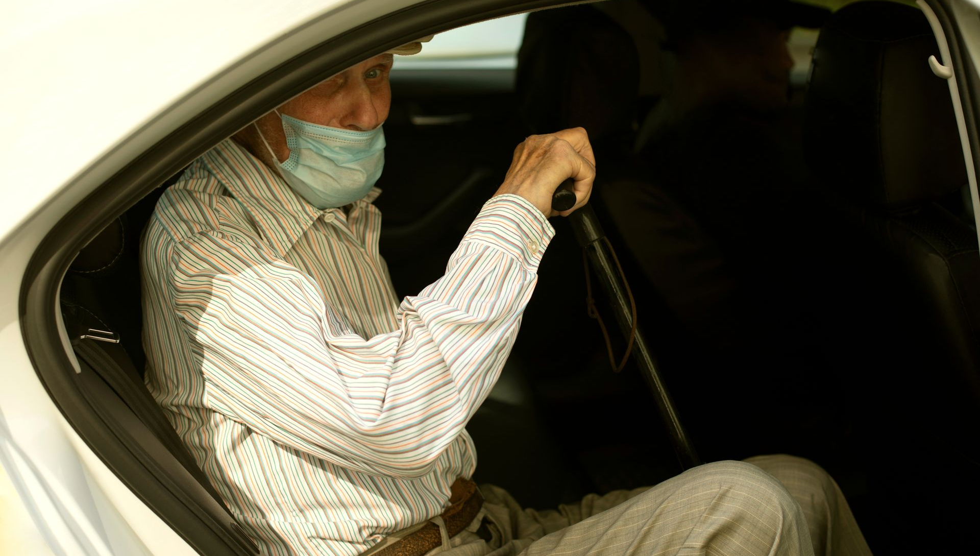 Personne âgée dans un taxi