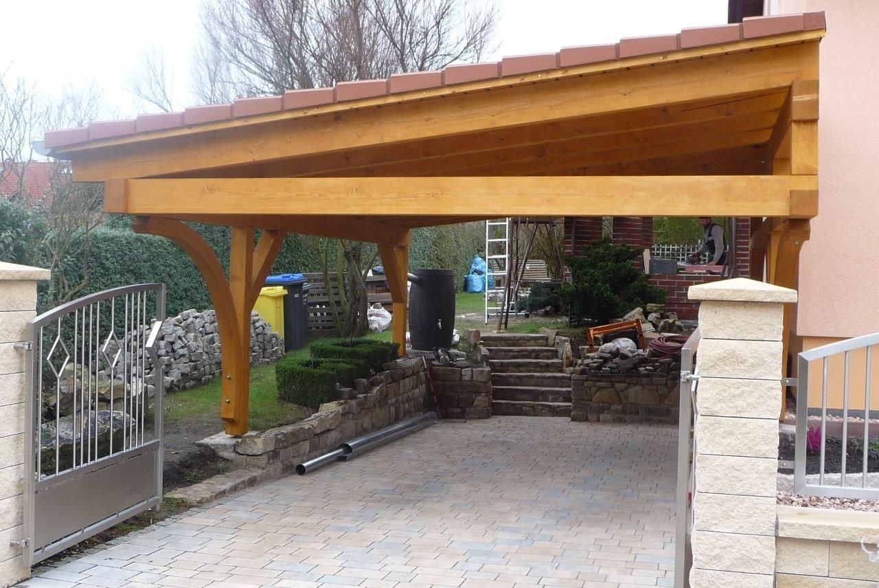 Carport mit Holzdach und Bögen