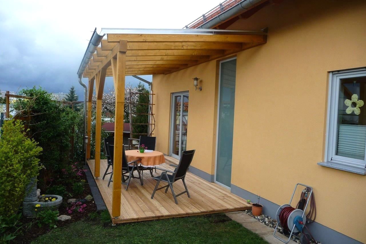 Zimmer mit holz Tisch und Boden