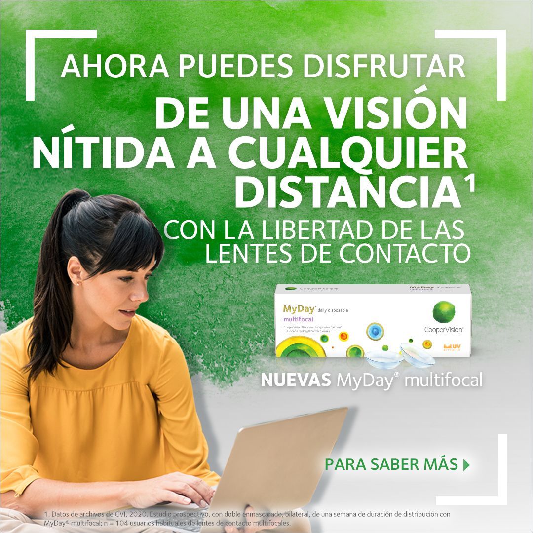 Una mujer está sentada frente a una computadora portátil.