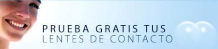 Una mujer sonríe frente a un cartel que dice prueba gratis tus lentes de contacto