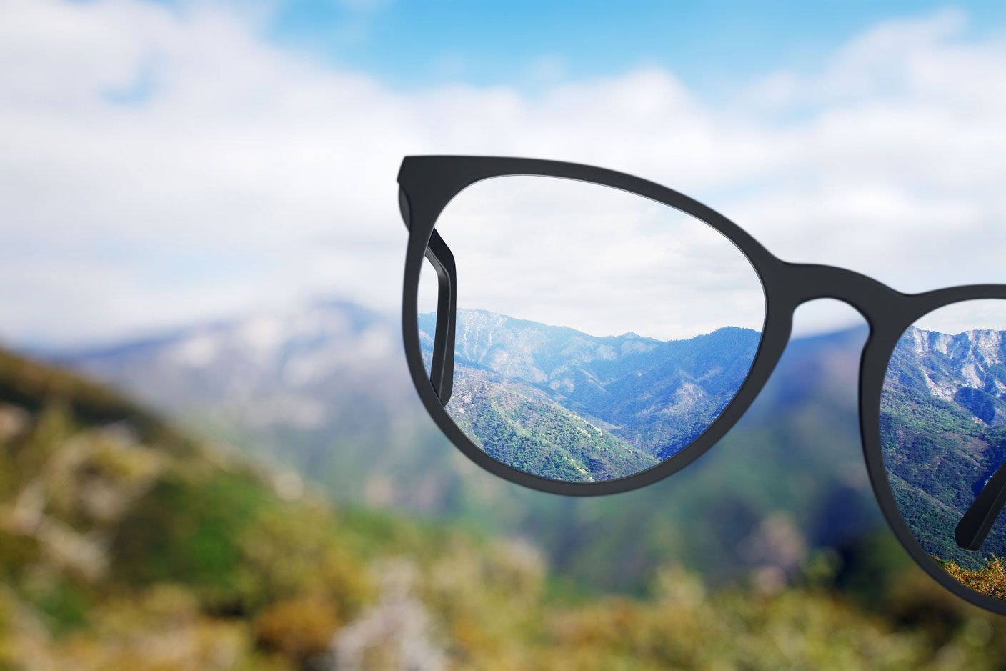 Un par de gafas mirando una cadena montañosa.