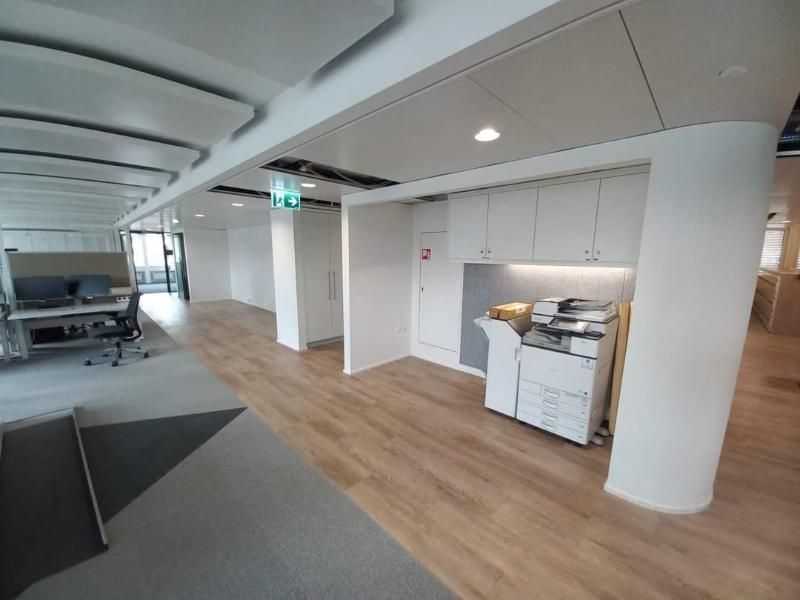 In der Mitte eines Raumes steht ein Drucker. Foto von der Popaj GmbH