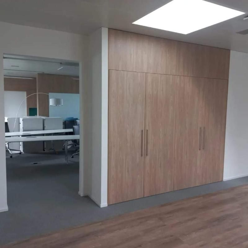 Ein Raum mit Holzschränken und einer Deckenleuchte. Foto von der Popaj GmbH