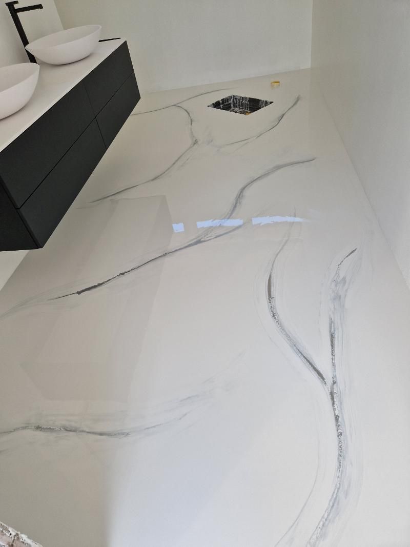 Ein Badezimmer mit zwei Waschbecken und einem weissen Boden. Foto von der Popaj GmbH
