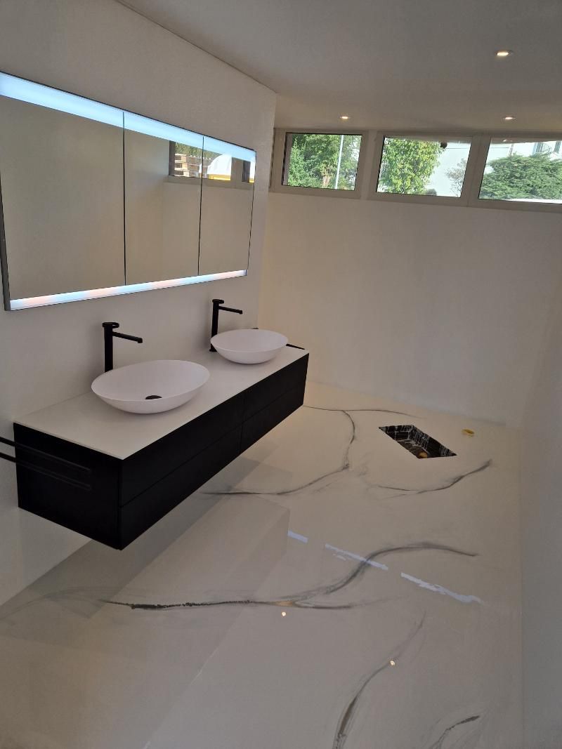 Ein Badezimmer mit zwei Waschbecken und einem Spiegel. Foto von der Popaj GmbH
