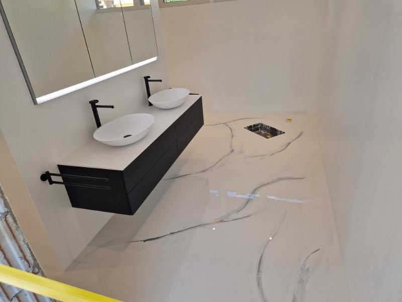 Ein Badezimmer mit zwei Waschbecken und einem Spiegel. Foto von der Popaj GmbH