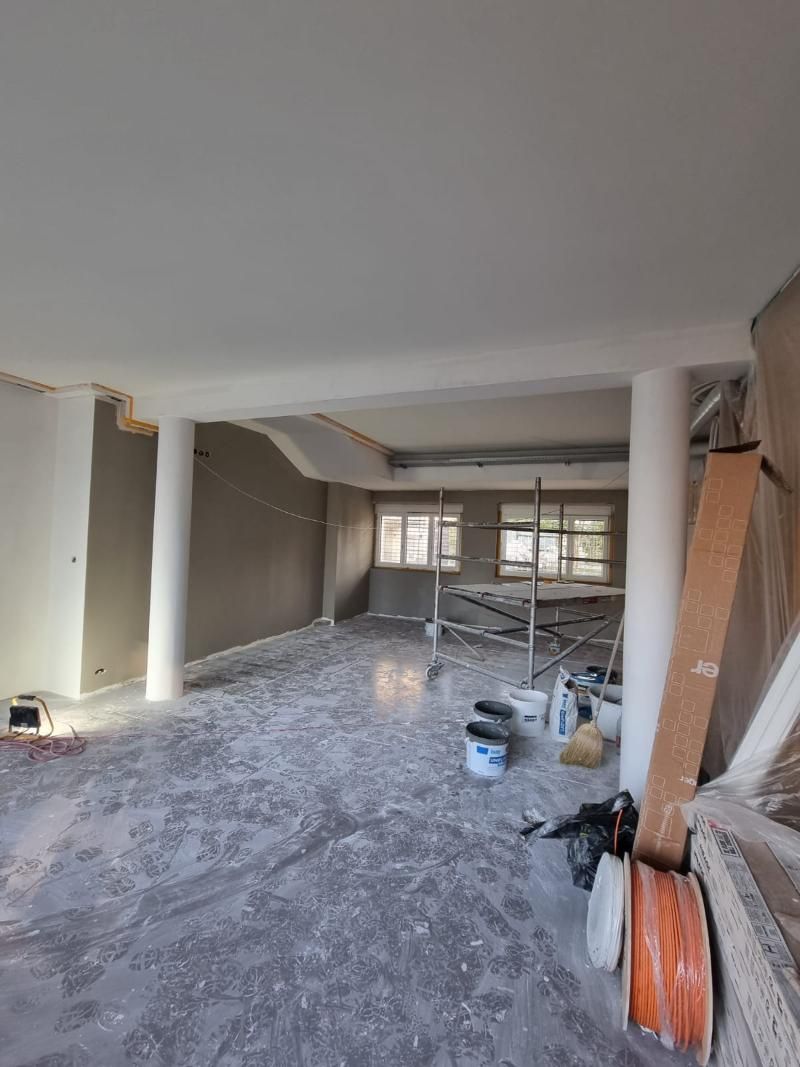 Ein grosser leerer Raum mit einem Gerüst in der Mitte. Foto von der Popaj GmbH