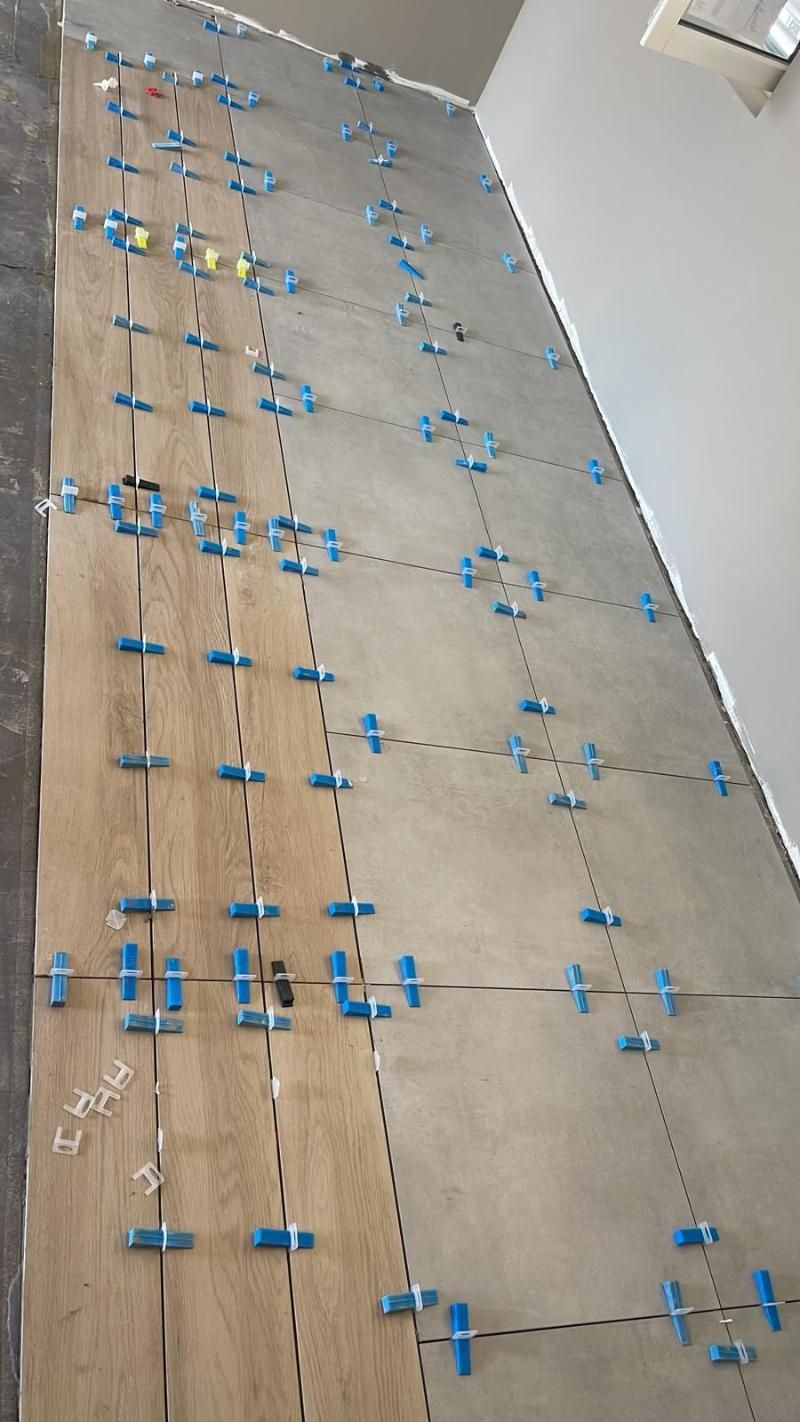 In einem Raum wird ein Fliesenboden verlegt. Foto von der Popaj GmbH