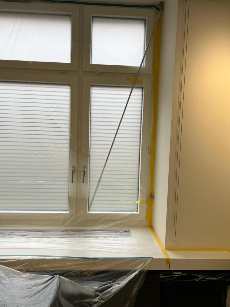 Ein Fenster in einem Raum mit einem gelben Klebeband darum. Foto von der Popaj GmbH
