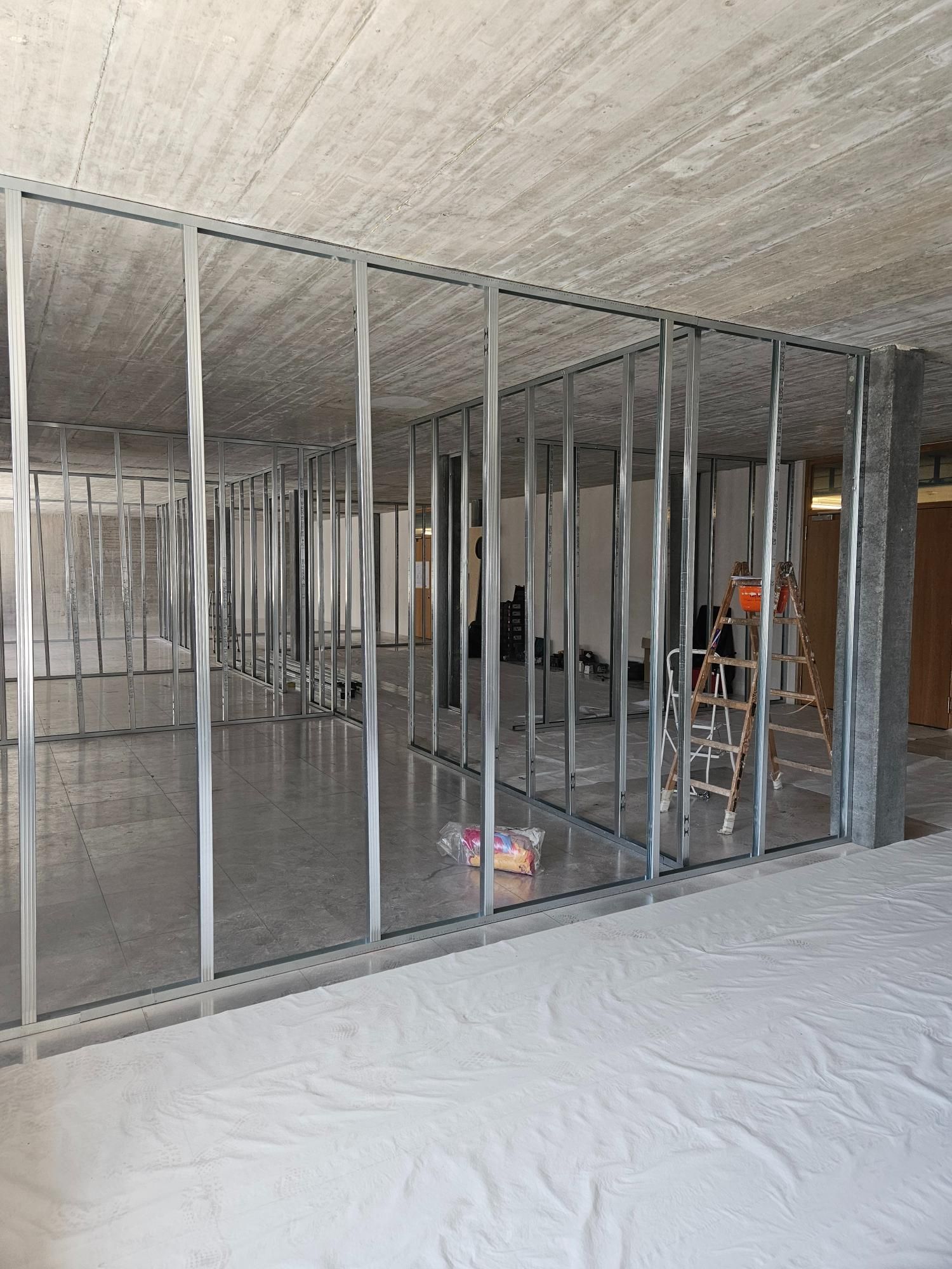 Ein grosser Raum mit vielen Metallwänden und einer Metalldecke. Foto von der Popaj GmbH