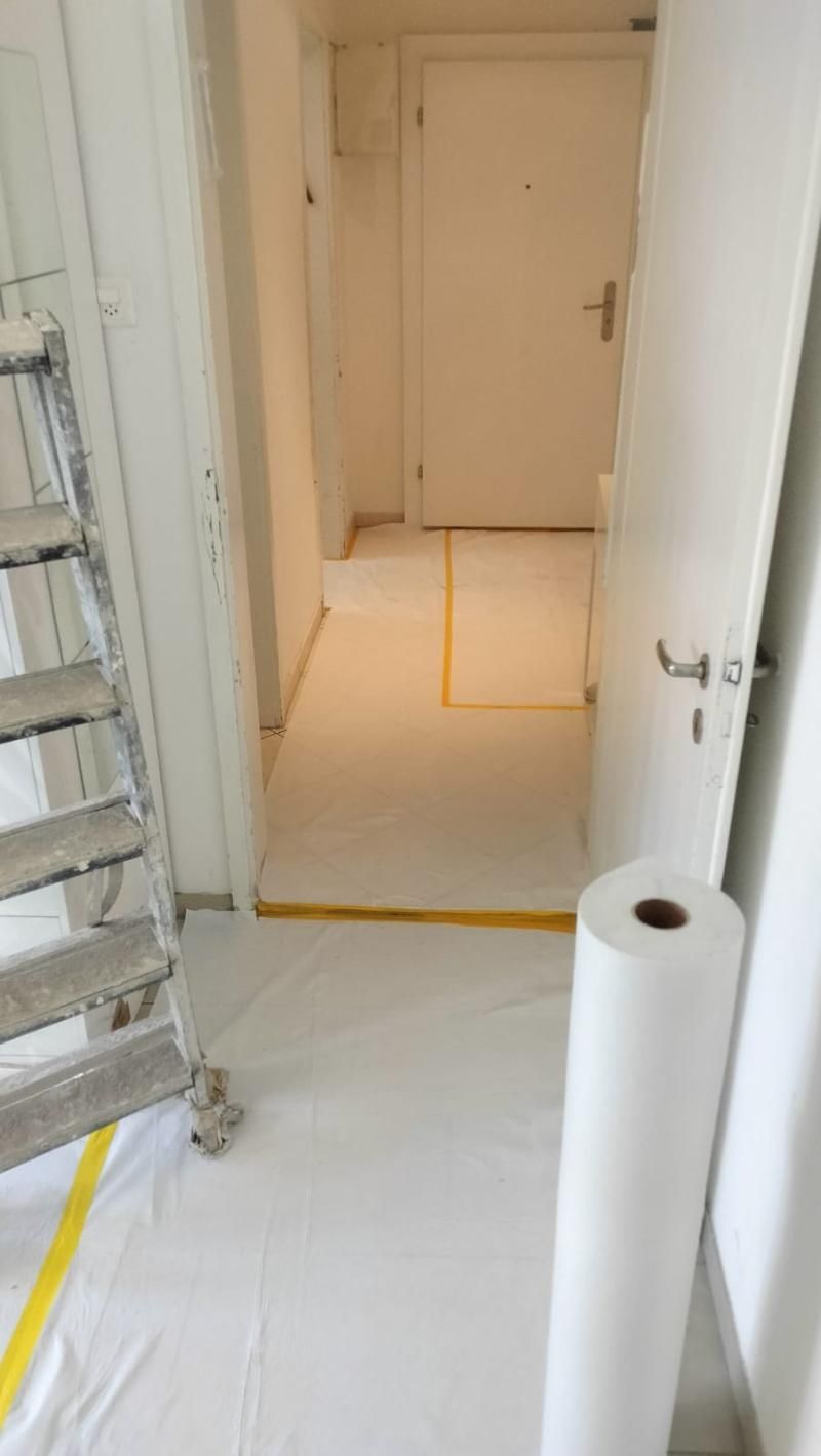 Ein Raum mit einer Leiter und einer Rolle Papierhandtücher auf dem Boden. Foto von der Popaj GmbH