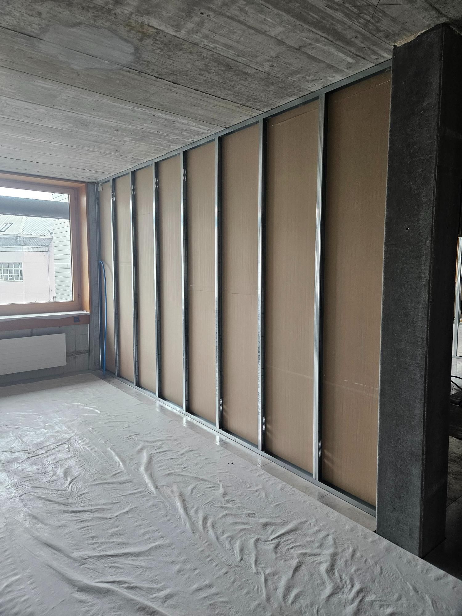 Ein Raum mit vielen Wänden und einem Fenster. Foto von der Popaj GmbH