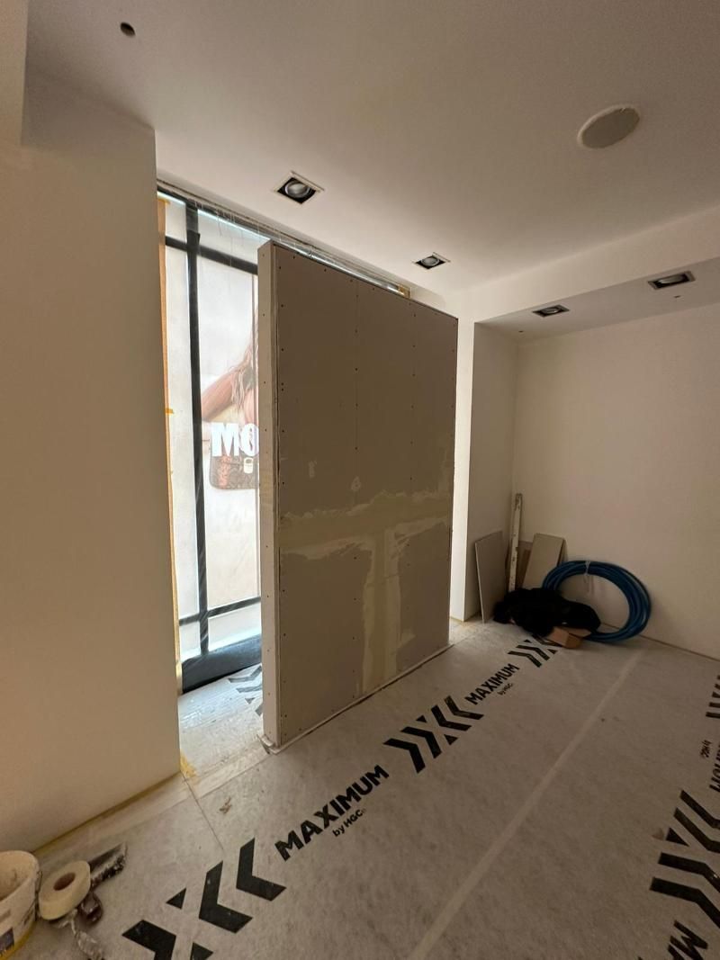 Bauarbeiten in einem Raum. Foto von der Popaj GmbH