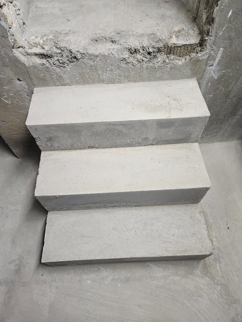 Eine Reihe Betontreppen auf einem Betonboden. Foto von der Popaj GmbH