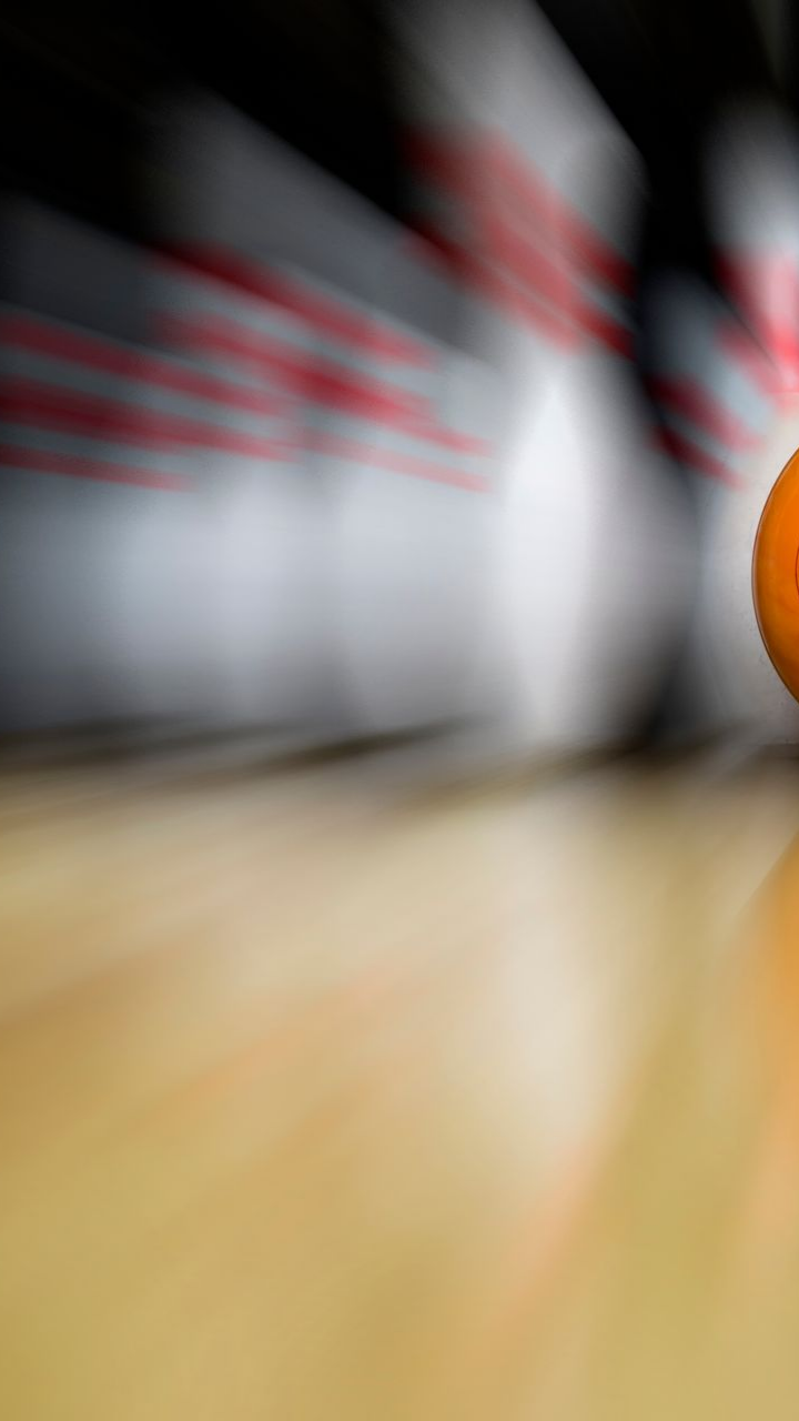 Boule de bowling en mouvement se dirigeant vers les quilles.