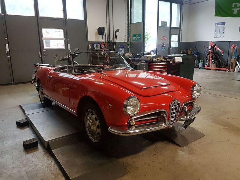 voiture de collection rouge