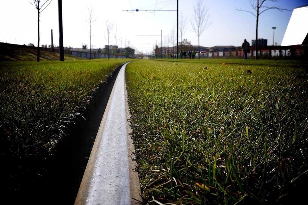 Vue sur un rail de tram à Toulouse