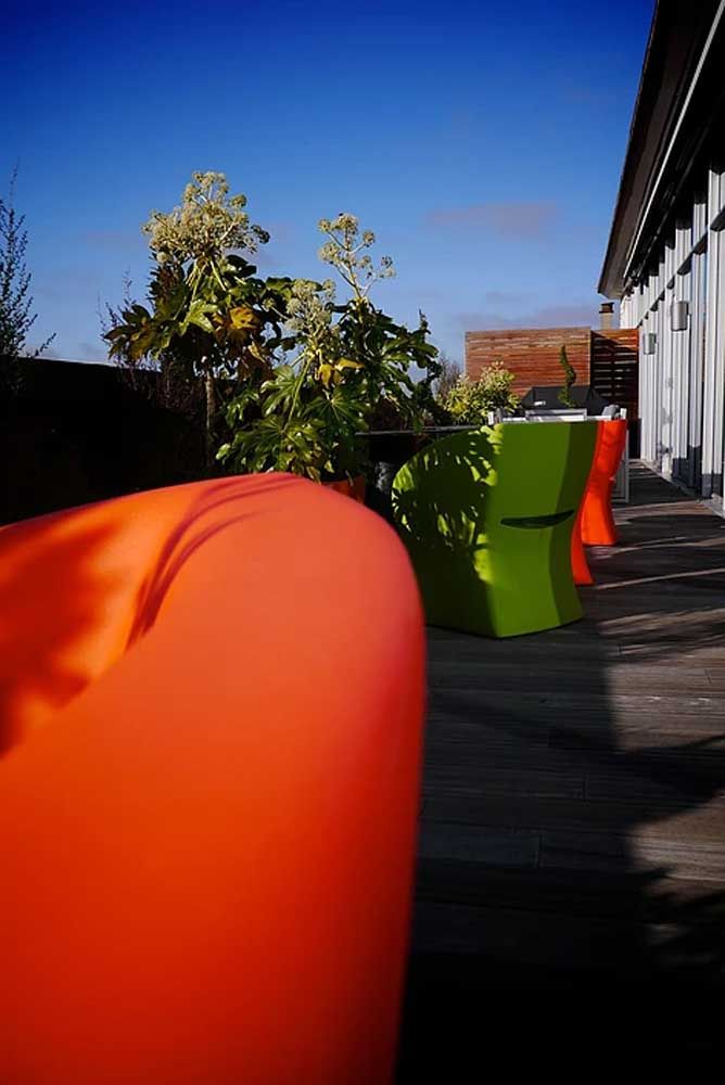 Terrasse du siège social de Gotham, avec mobilier vert et orange