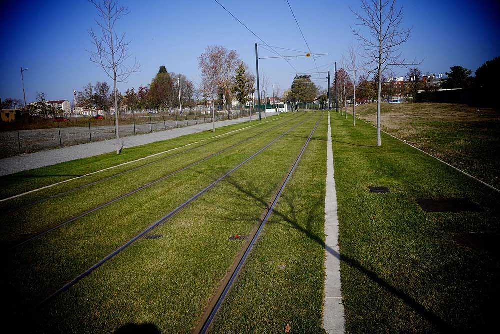 Pelouse sur la ligne du tramway de Toulouse