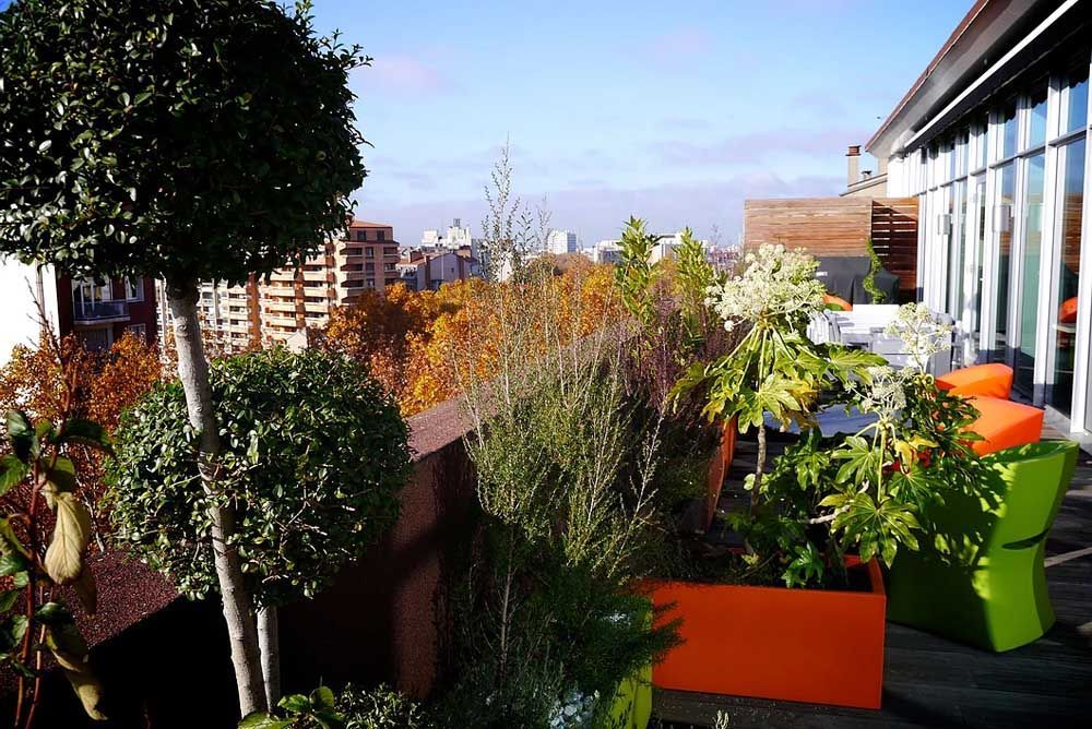 Terrasse du siège social de Gotham à Toulouse, avec mobilier et végétation