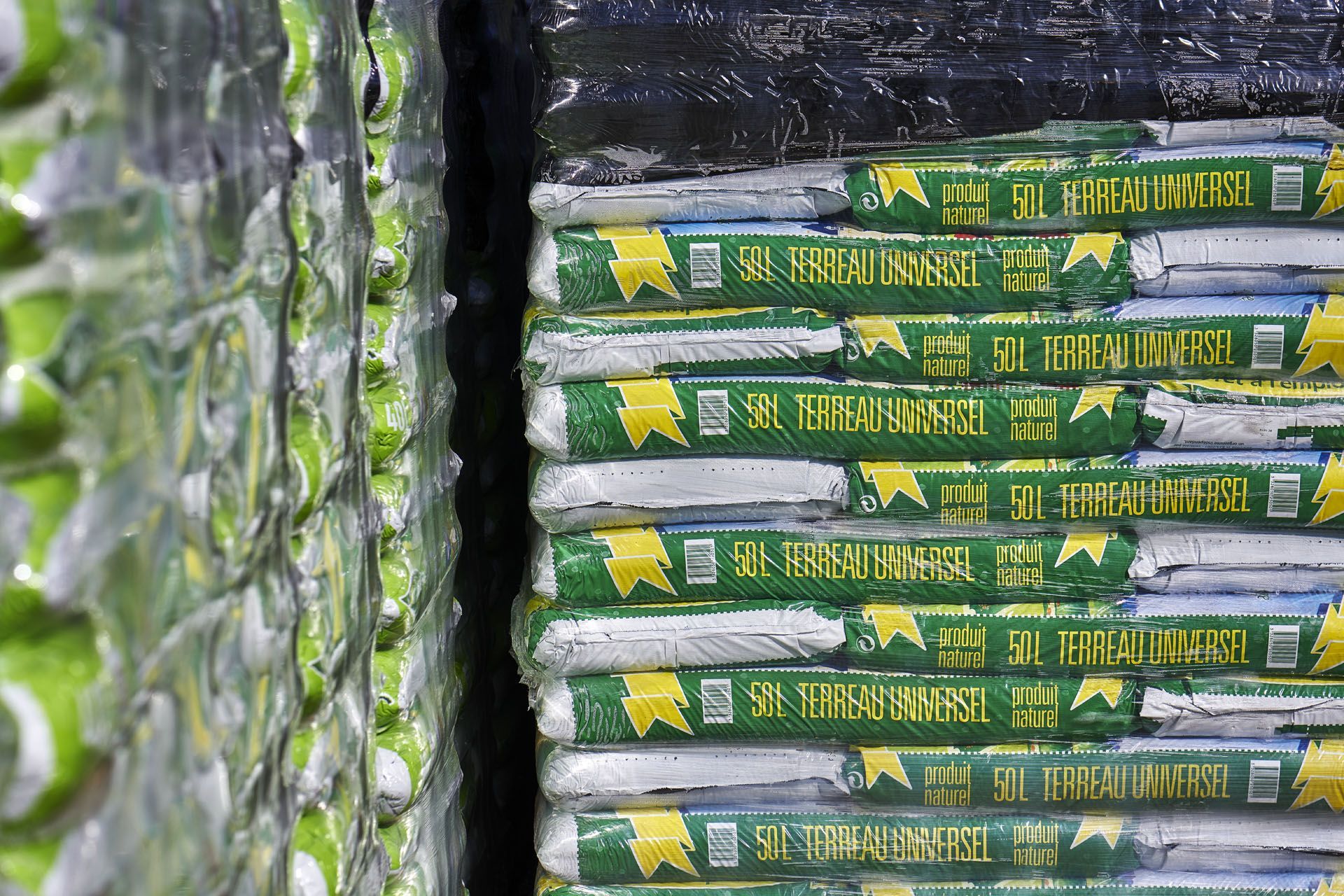 Sacs de terreau entreposés
