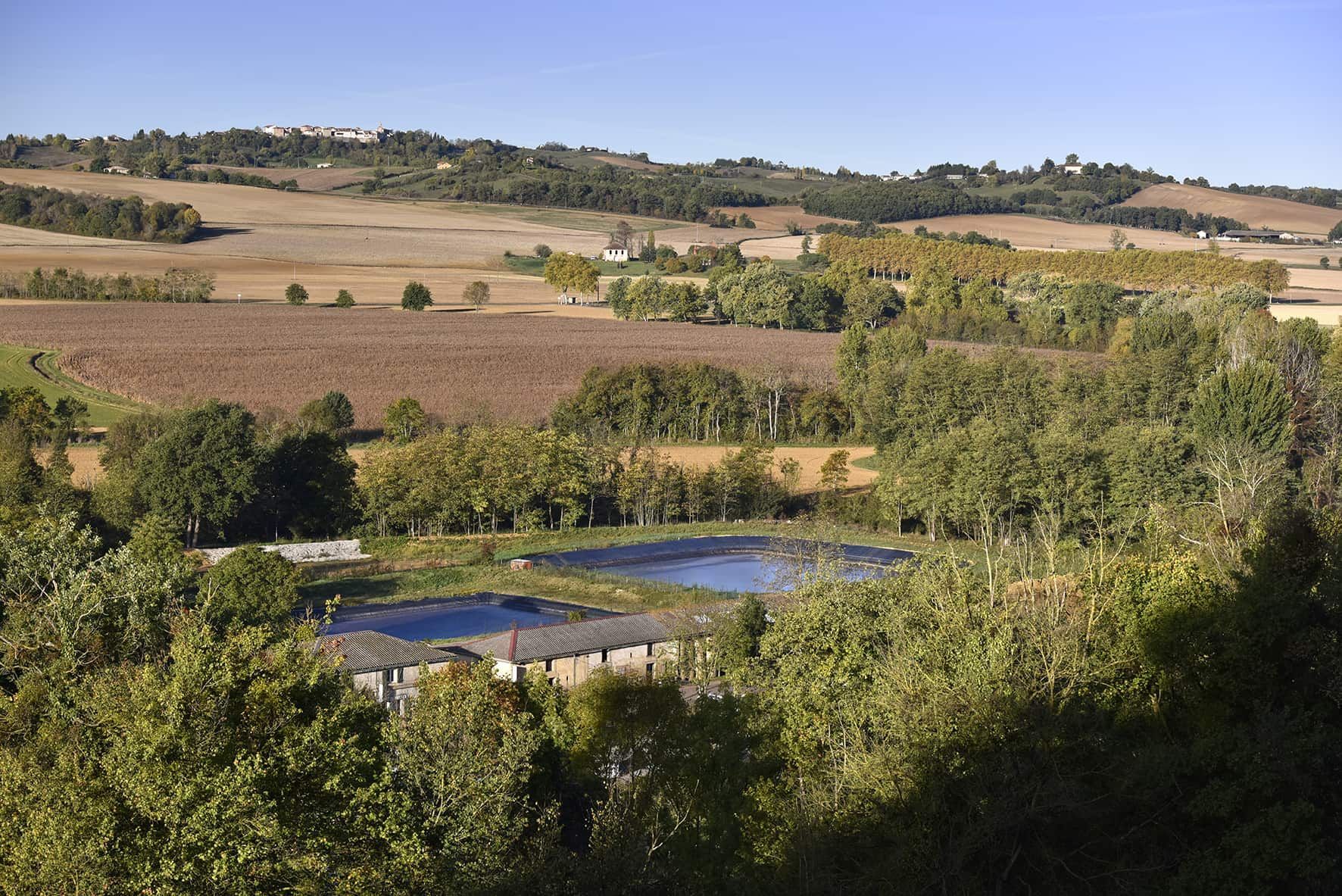 Vue sur deux réservoirs d'eau et campagne