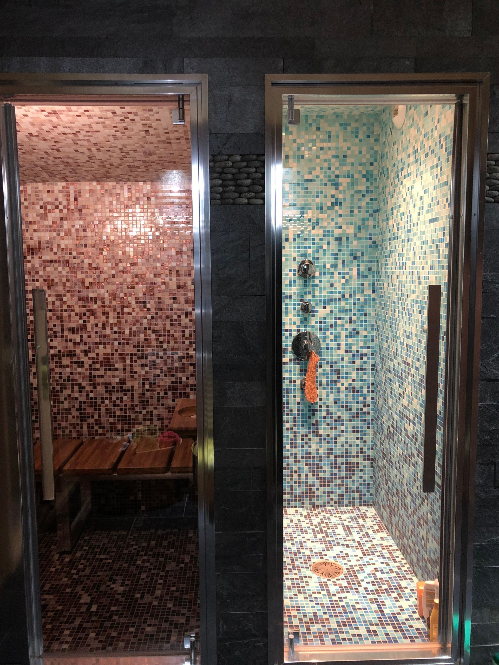 Deux portes menant d'un côté vers le sauna et de l'autre vers une cabine de douche