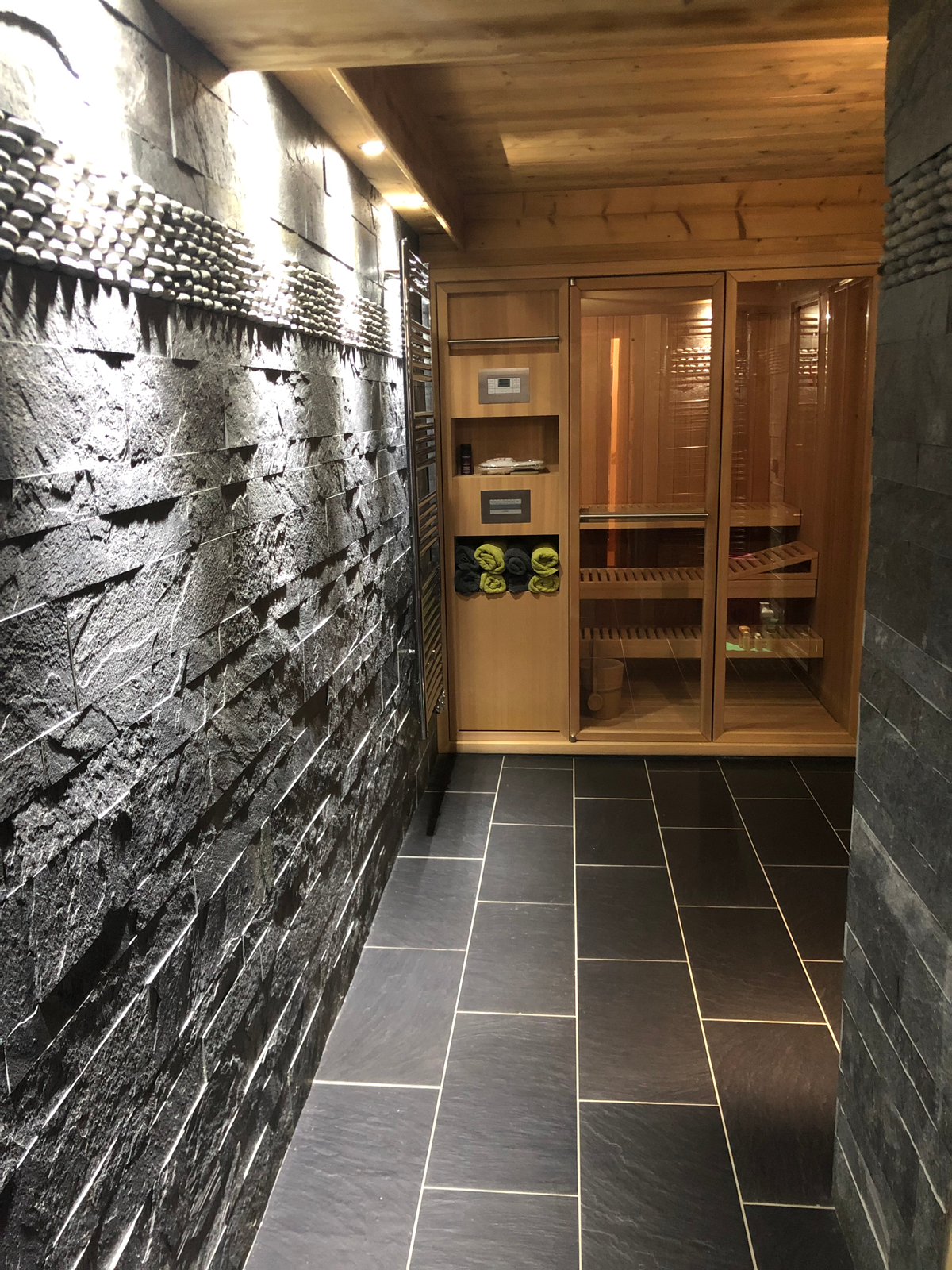 Salle de bains refaite avec des revêtements minéraux