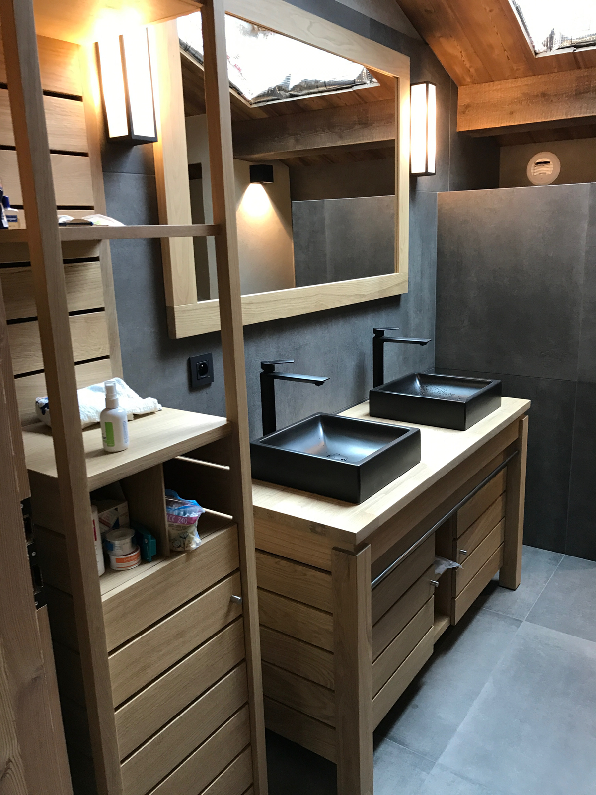 Salle de bains refaite avec un meuble double vasque