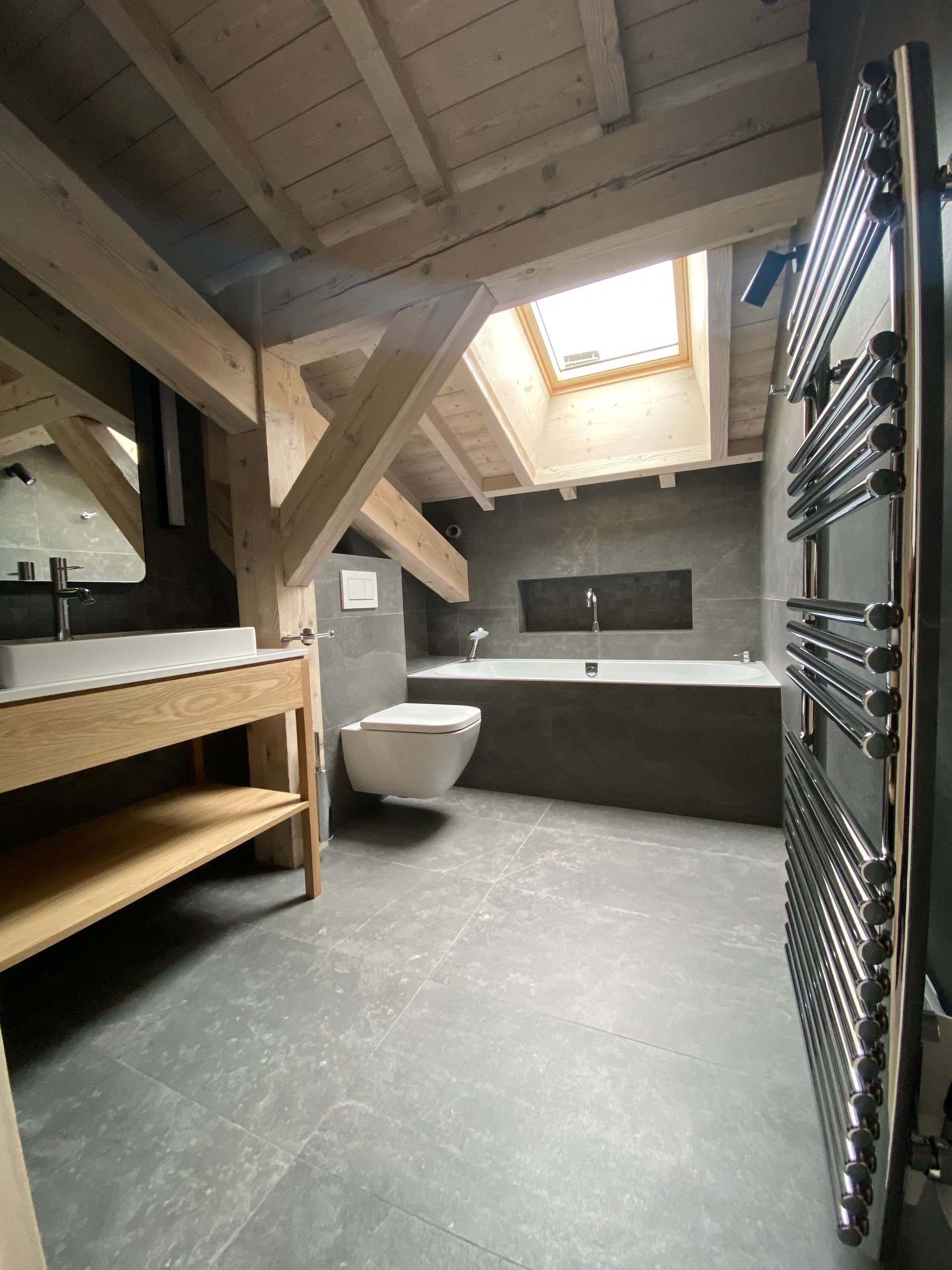 Salle de bains avec un lavabo chauffe-serviettes et une baignoire