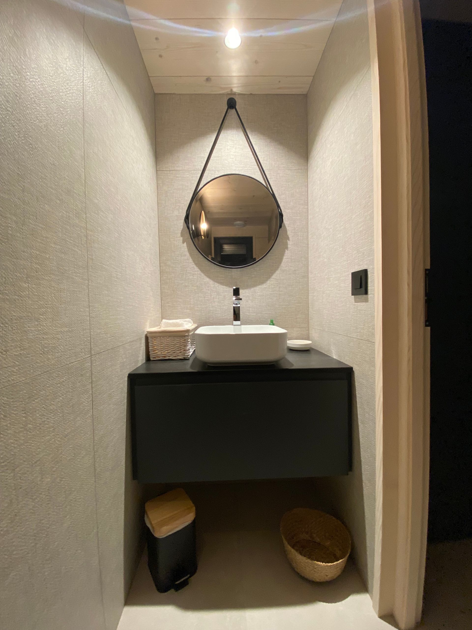 Coin lavabo avec un miroir arrondi