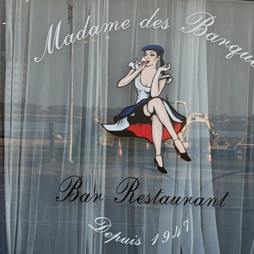 Enseigne de vitrine du bar-restaurant Madame des Barques avec illustration d'une femme et texte.
