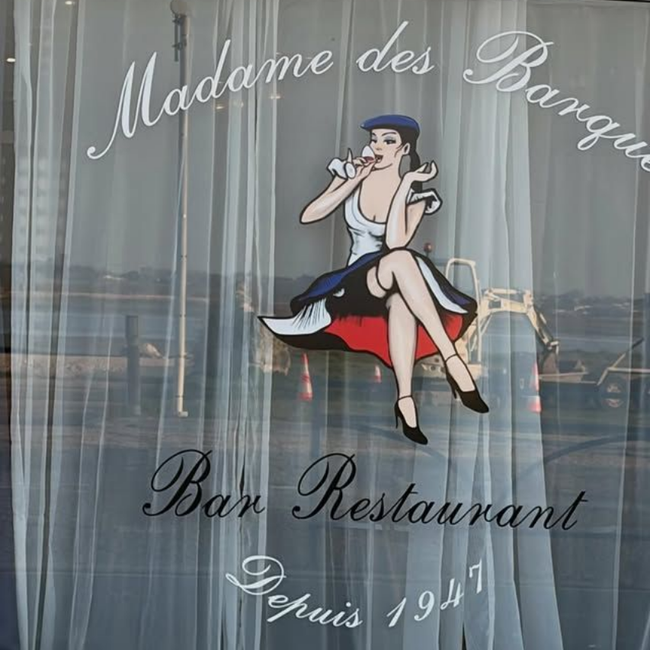 Enseigne de vitrine du bar-restaurant Madame des Barques avec illustration d'une femme et texte.