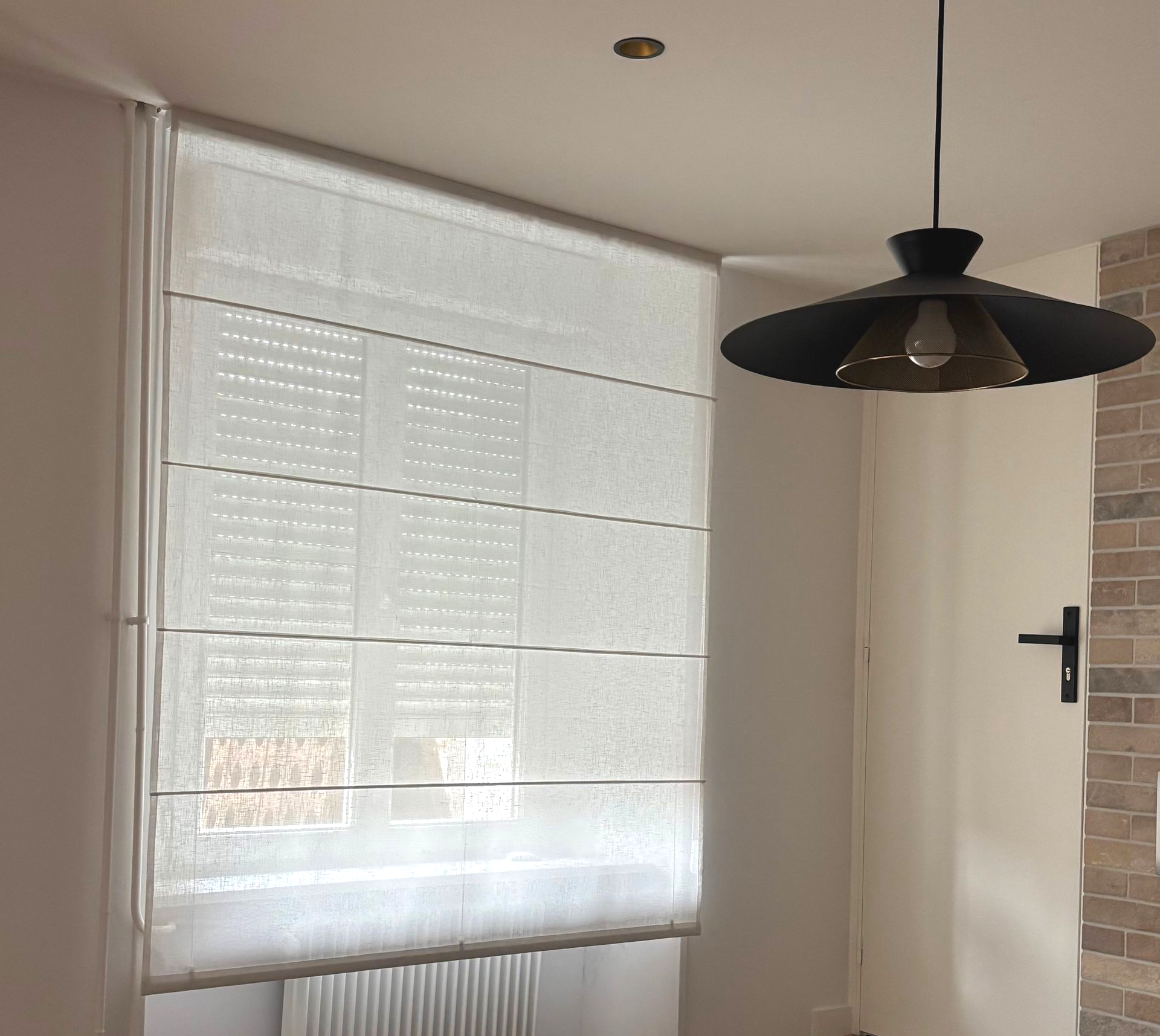 Tissu beige texturé, drapé en plis souples.