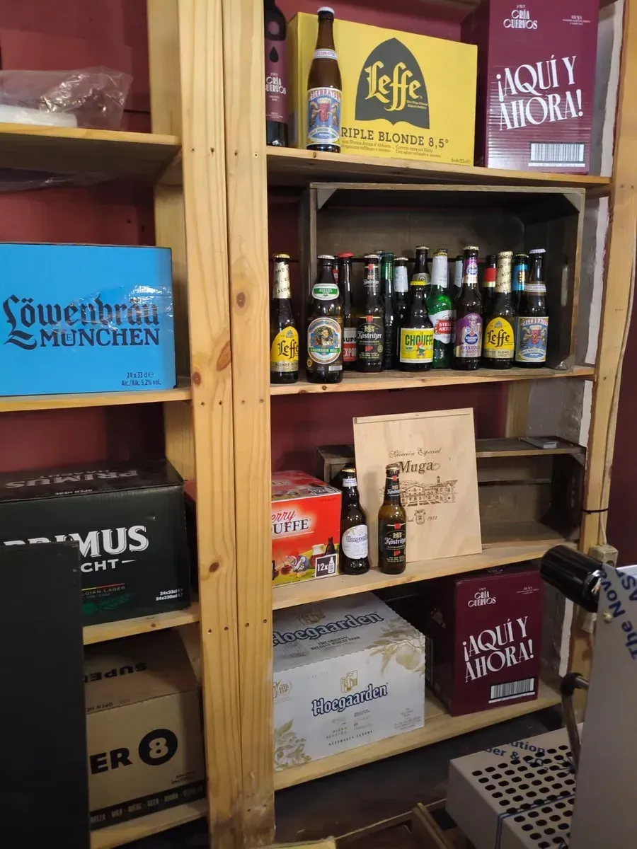 Platos de comida: fiambres, quesos, aperitivos, aceitunas y pan.